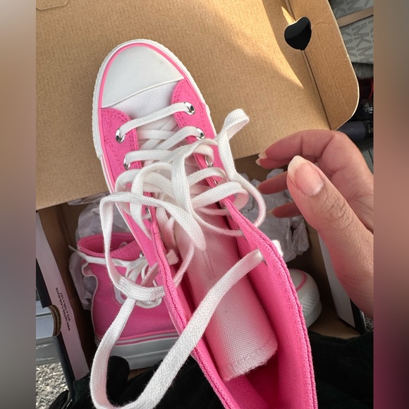 Brand new women’s Varsity pink converse size 5.5 (fits a 5/6) - Picture 7 of 8